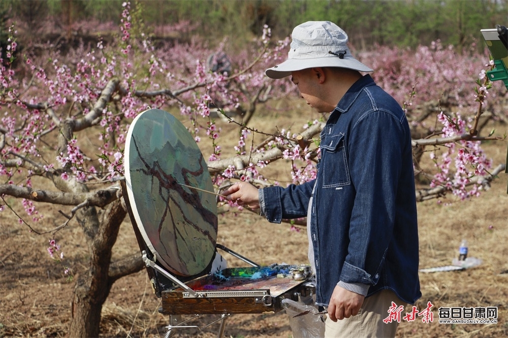 美术爱好者在桃园写生 张百耀 摄