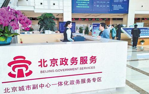 4月25日上午，办事群众正在咨询相关业务。河北日报记者 刘英摄