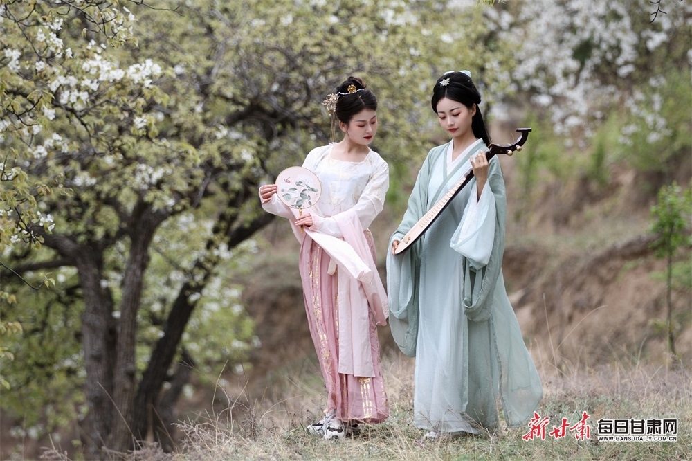 汉服爱好者在梨园花海走秀 邓红波 摄