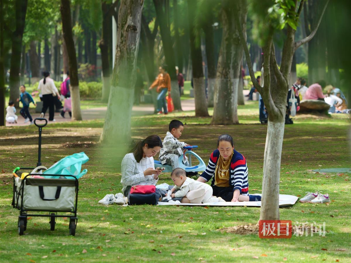 武昌紫阳公园，市民在共享绿地上享受亲子时光