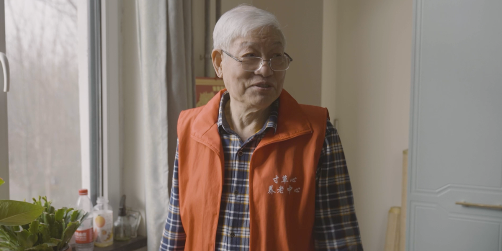 85岁的爷爷奶奶是退休教师，儿子在国外，来探望他们最多的是曾经教过的学生