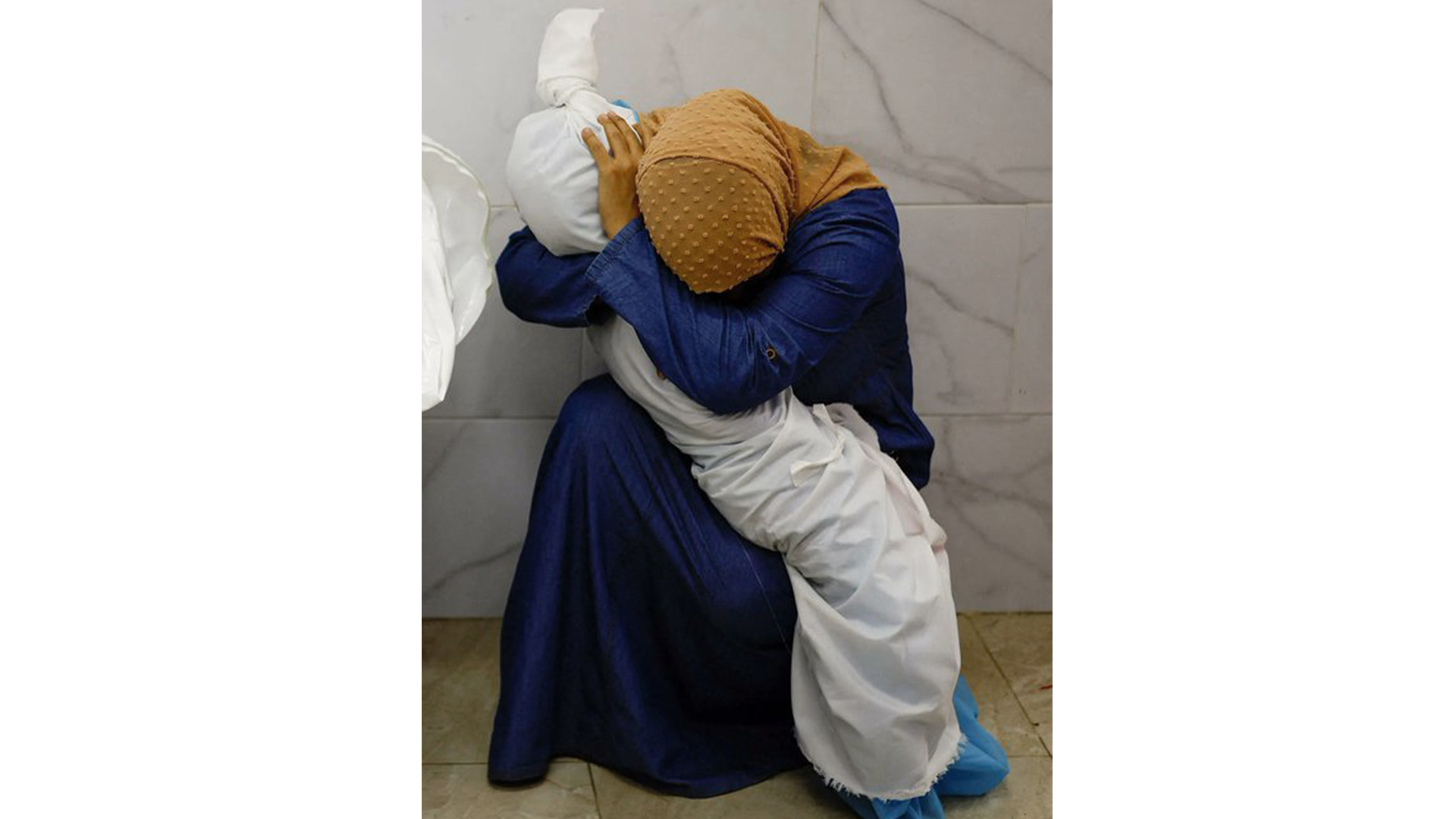 加沙妇女怀抱侄女尸体画面，获2024年世界新闻摄影奖，“展现了战争的恐怖和徒劳”