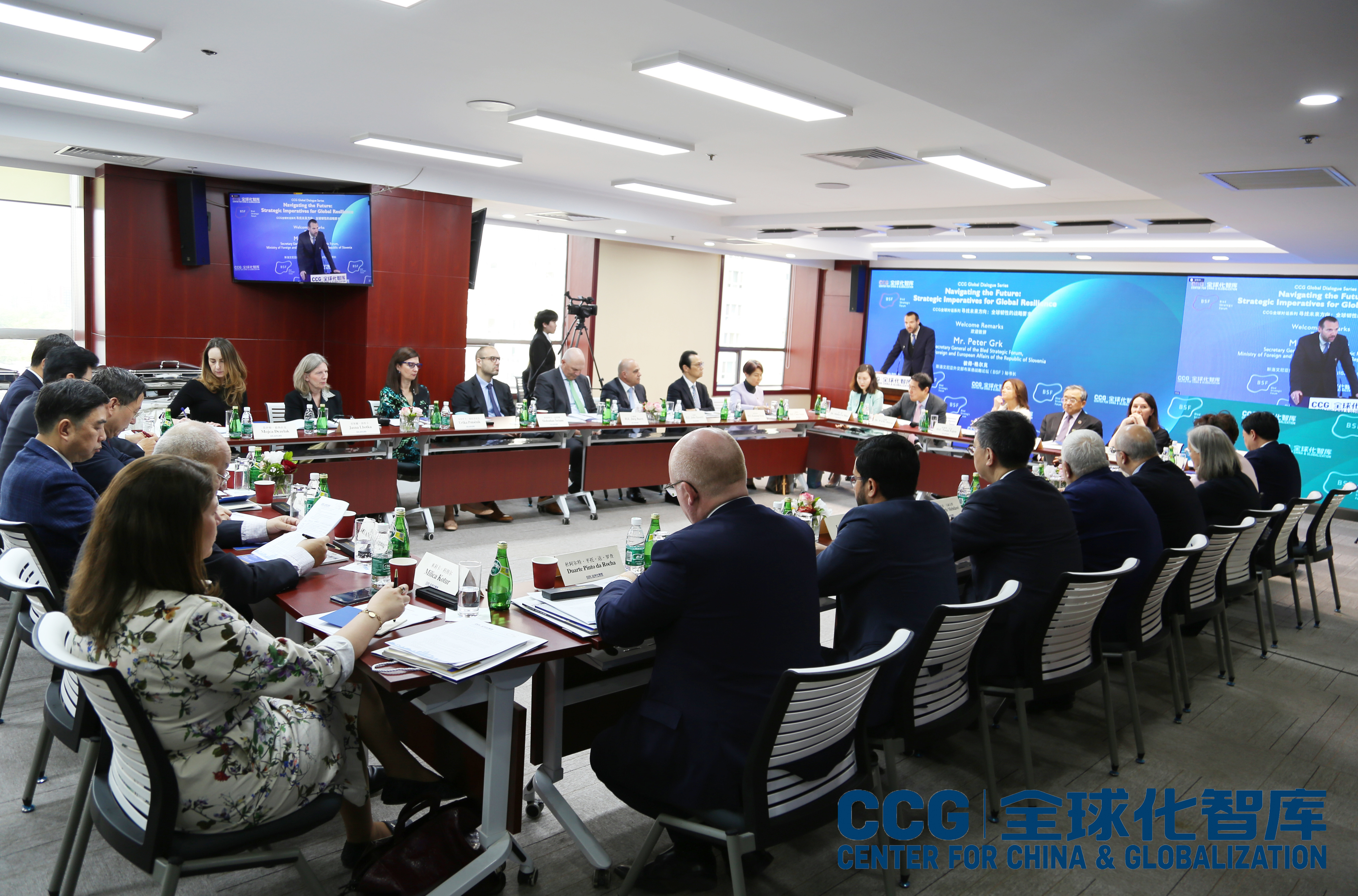 斯洛文尼亚副总理兼外长法永到访CCG并座谈交流