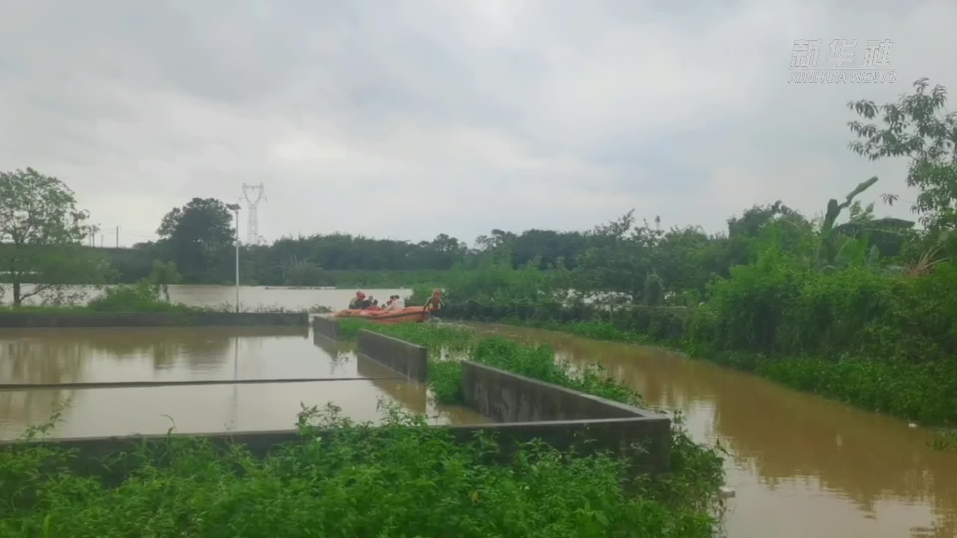 广东英德：暴雨引发内涝 消防转移数名受困群众