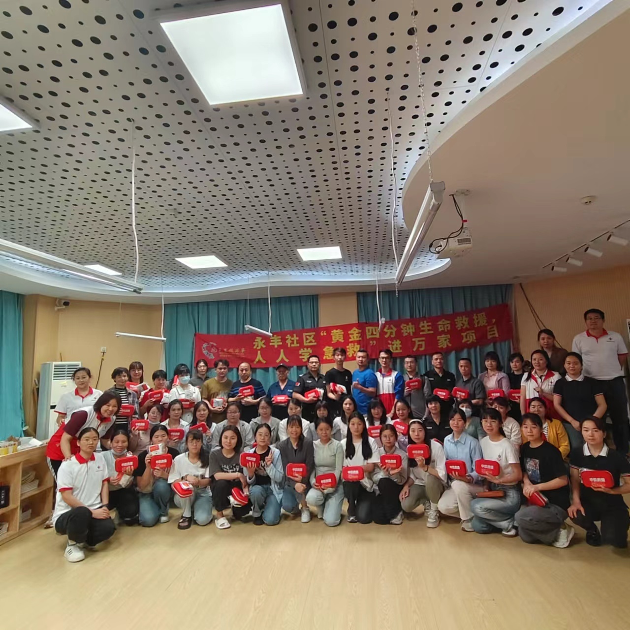 社区居民踊跃参加