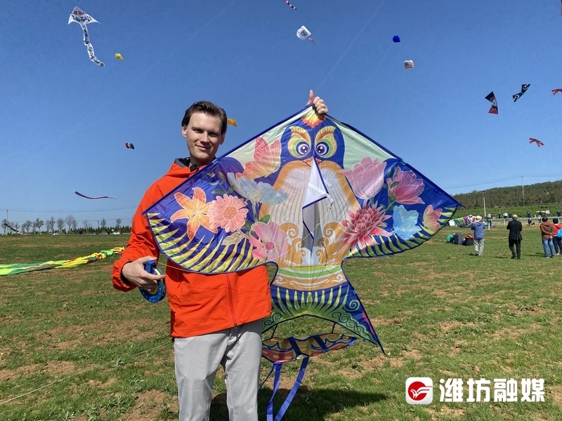 来自挪威的克里斯展示潍坊风筝。