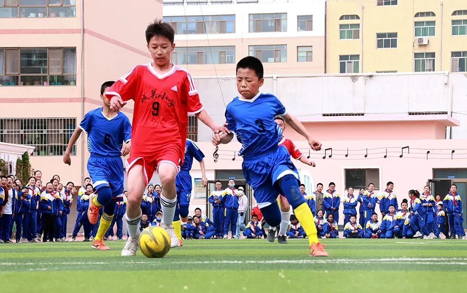 4月18日，张掖市临泽县“奔跑吧·少年”第九届全县中小学生校园足球联赛正在如火如荼的进行中，来自该县17所中小学校的17支足球代表队共200多人参加了联赛。
