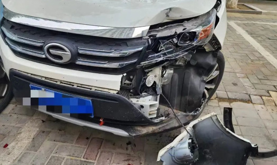 安徽亳州一司机错把油门当刹车 连撞俩车！