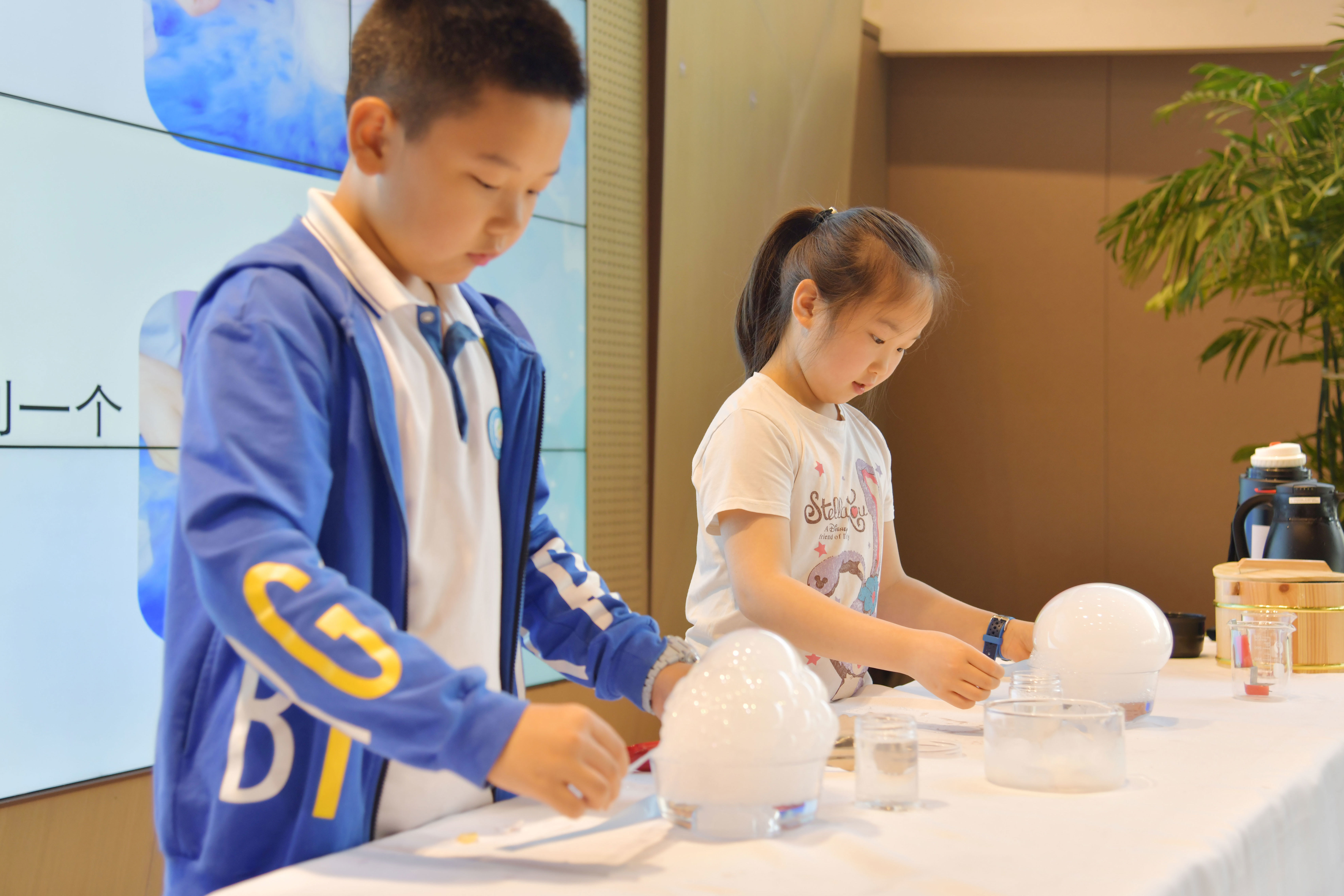 迎接世界地球日——山东少科院进社区活动掀起“科学热”