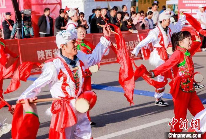 图为开场前的安塞腰鼓表演。(赛事组委会供图)