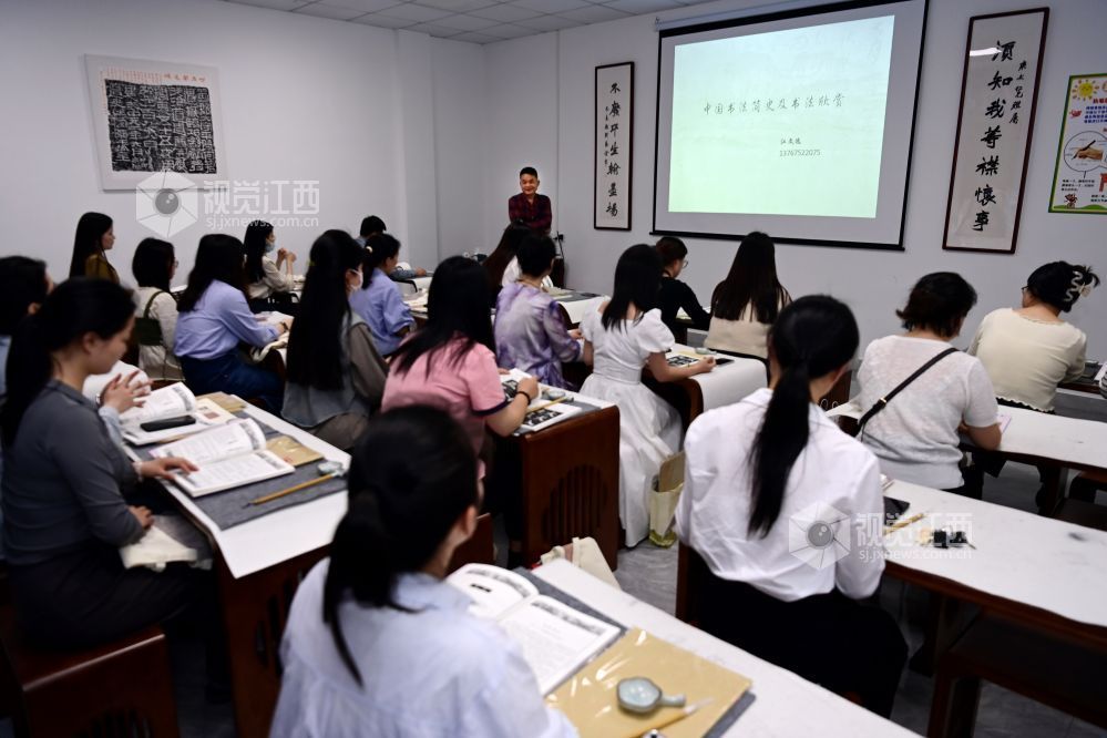 2024年4月24日晚，江西省宜春市万载县青年夜校，年轻人正在夜校沙龙学习书法。