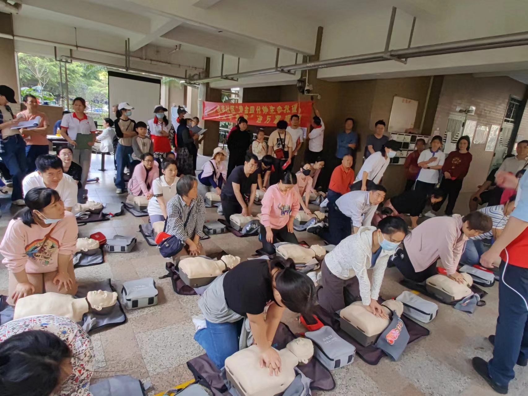 社区居民在心肺复苏和AED的训练中