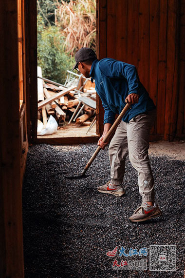 宋敏正在进行房屋改造