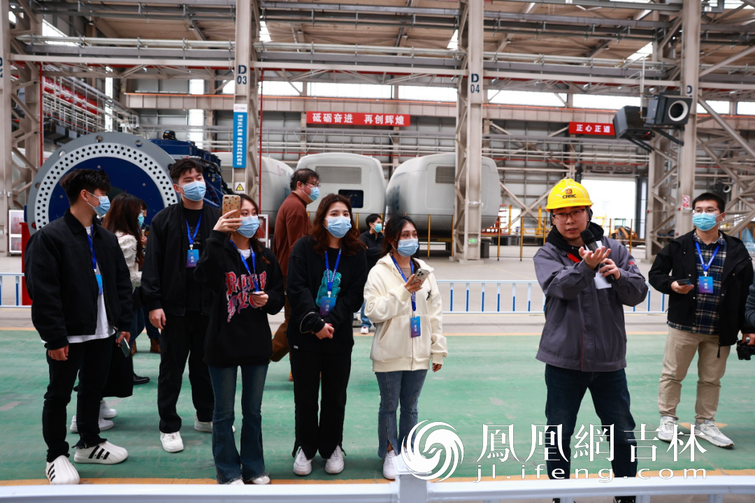 采访团在中车松原新能源装备产业园区参观。