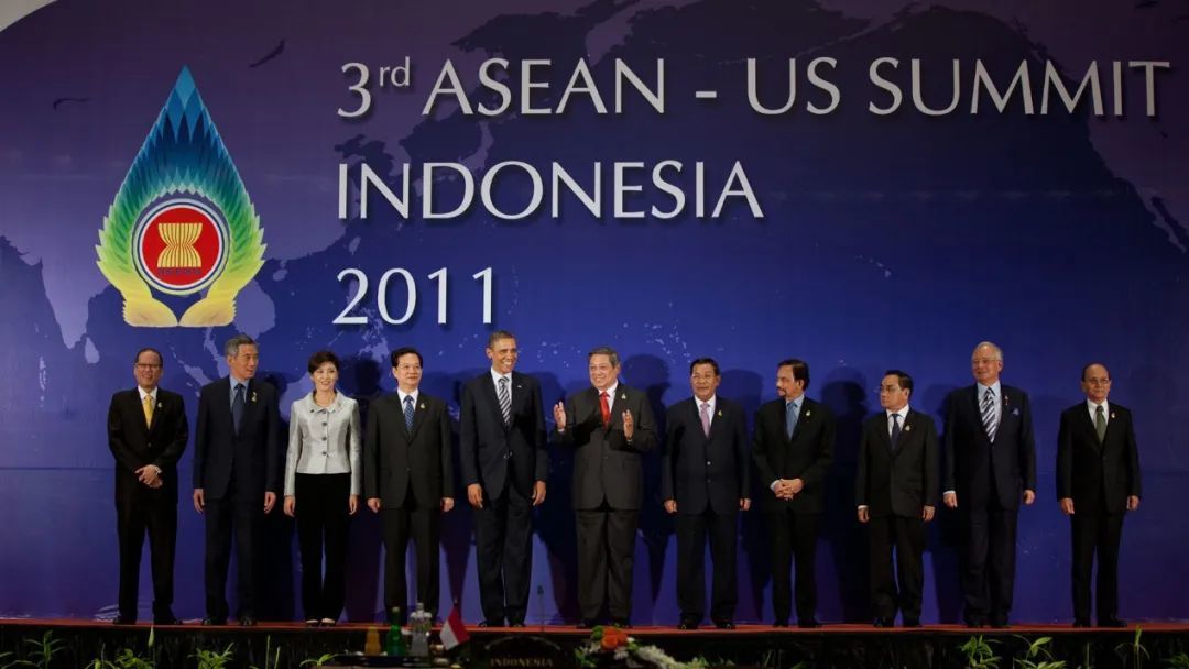 ▎2011年11月18日，奥巴马在印度尼西亚巴厘岛参加美国-东盟峰会领导人合影。第二天，东亚峰会也在当地举行。奥巴马是第一位参加东亚峰会的美国。（图片来源：美国白宫官网）