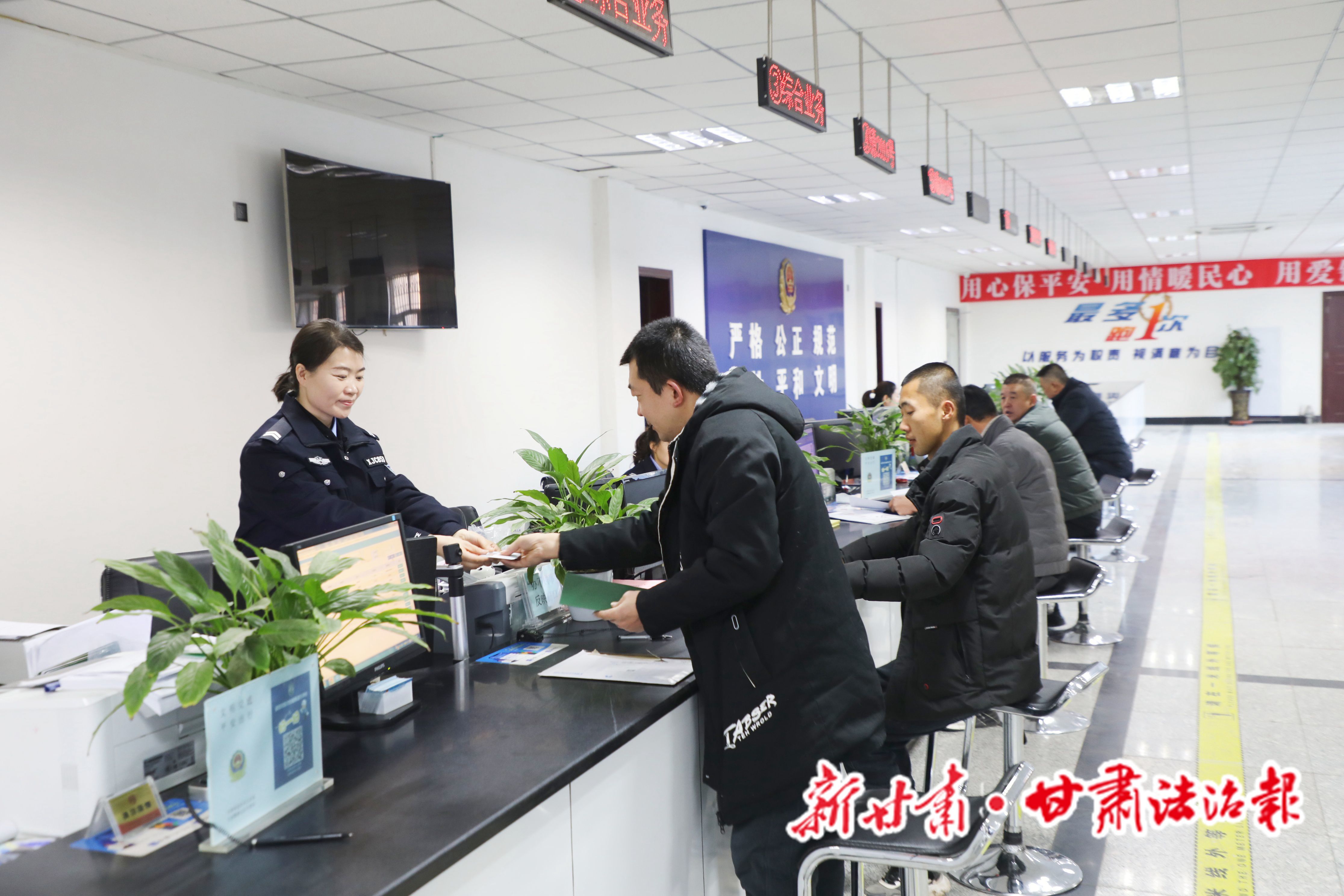 民警为企业的大车司机办理车检业务(3月23日拍摄)　金昌市公安局供图