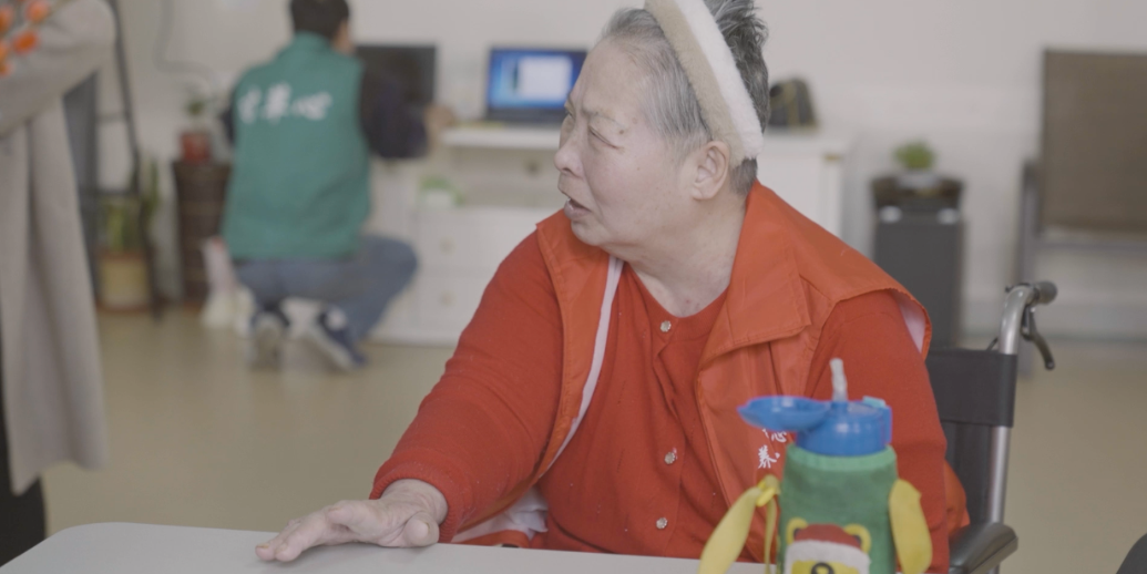 70多岁奶奶也爱美，每天带发箍、平日也会擦粉和口红