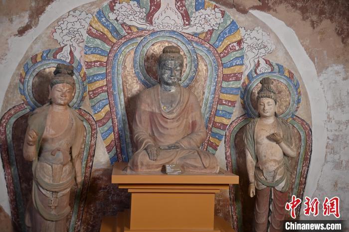 3月22日，甘肃省博物馆展出的国宝级文物唐代彩塑坐佛与胁侍菩萨。李亚龙　摄
