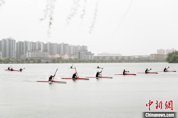 图为皮划艇运动员正在加紧集训。徐泽源 摄