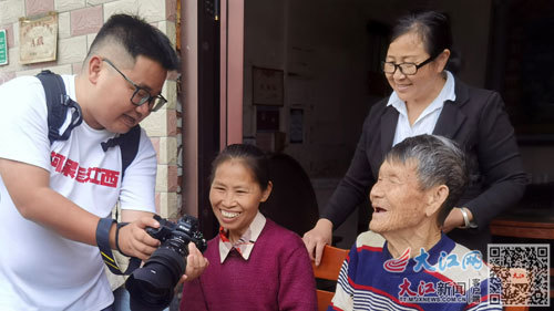 看到照片的老人脸上露出开心的笑容
