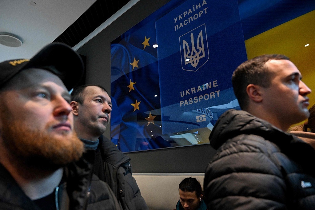 当地时间2024年4月24日，波兰华沙，在一家购物中心，乌克兰人聚集在关闭的乌克兰护照服务点前。