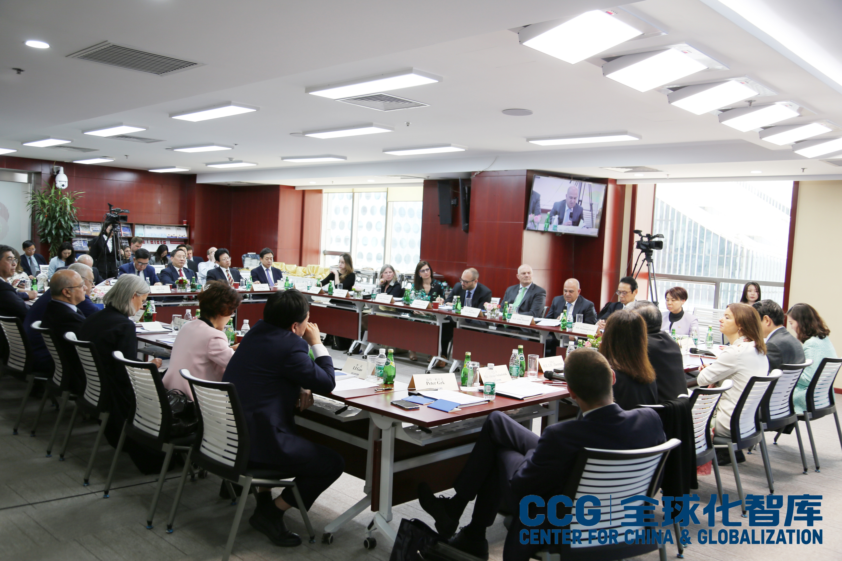 斯洛文尼亚副总理兼外长法永到访CCG并座谈交流