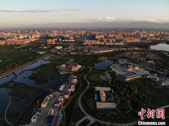 图为夏日的甘肃河西走廊中段城市张掖市景观(资料图)杨艳敏　摄