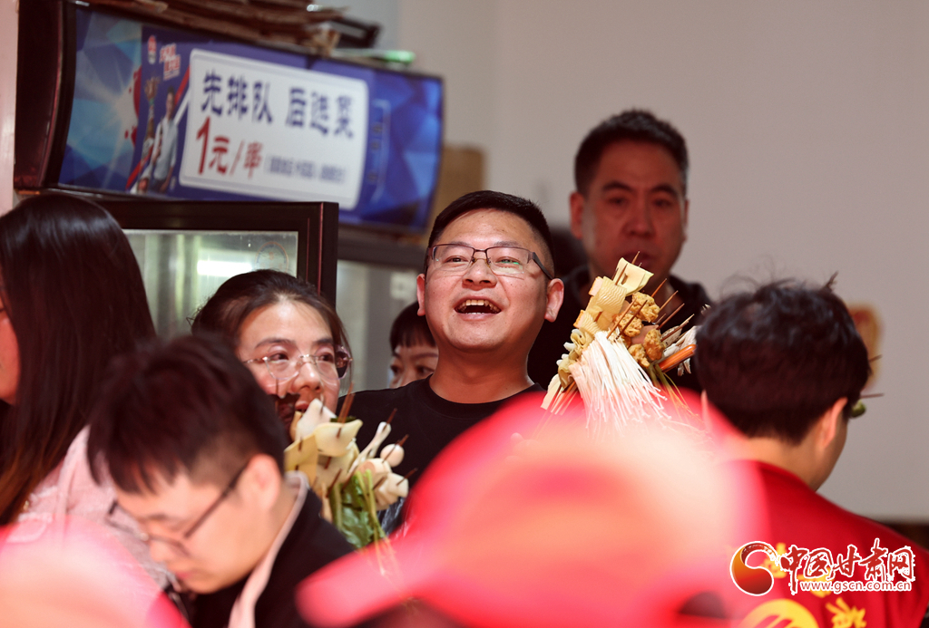 4月24日，在甘肃省天水市秦州区的天水名优小吃城，游客挑选好麻辣烫菜品后排队等待加工。