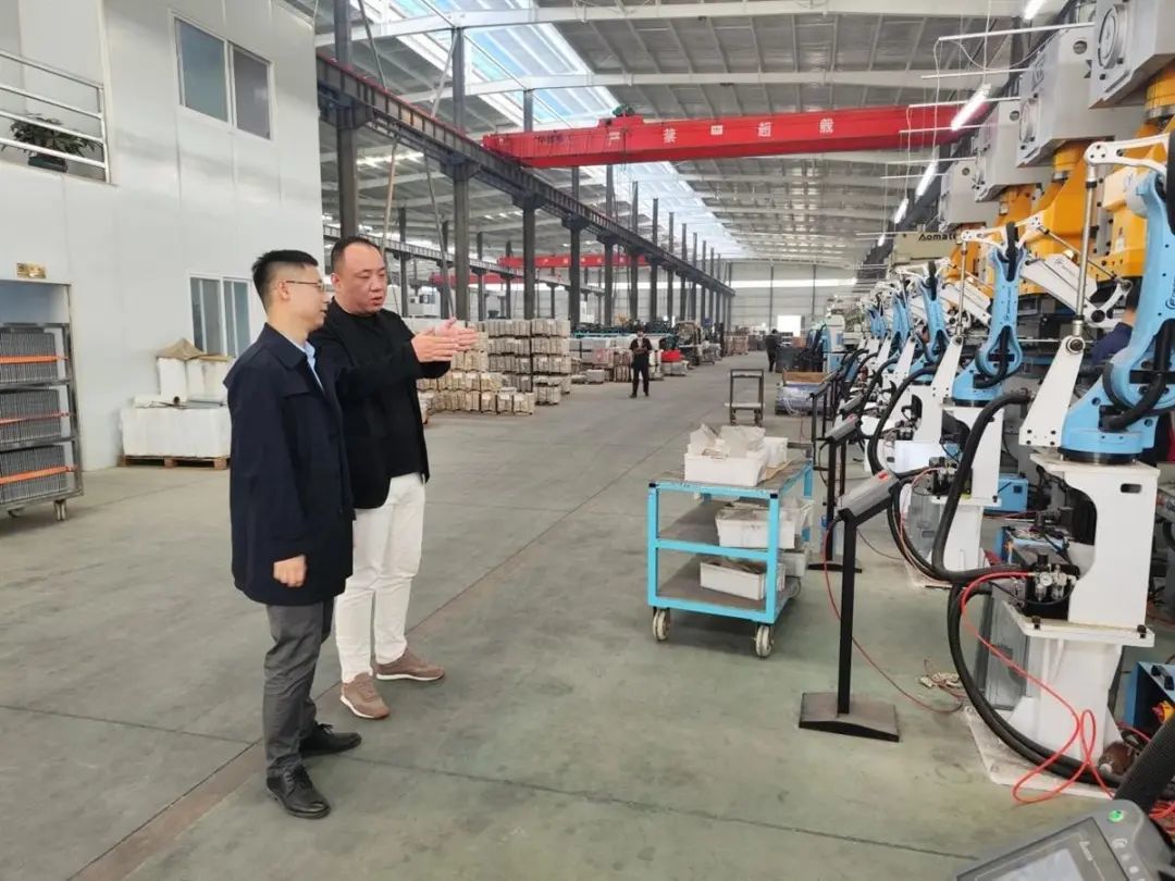 武汉融担公司工作人员参观小微企业自动化生产车间