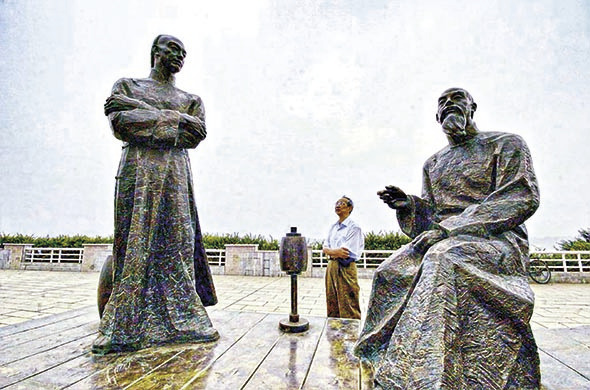▲长沙市潇湘大道上以林则徐和左宗棠为主题的巨型青铜雕塑　新华社记者　龙弘涛　摄