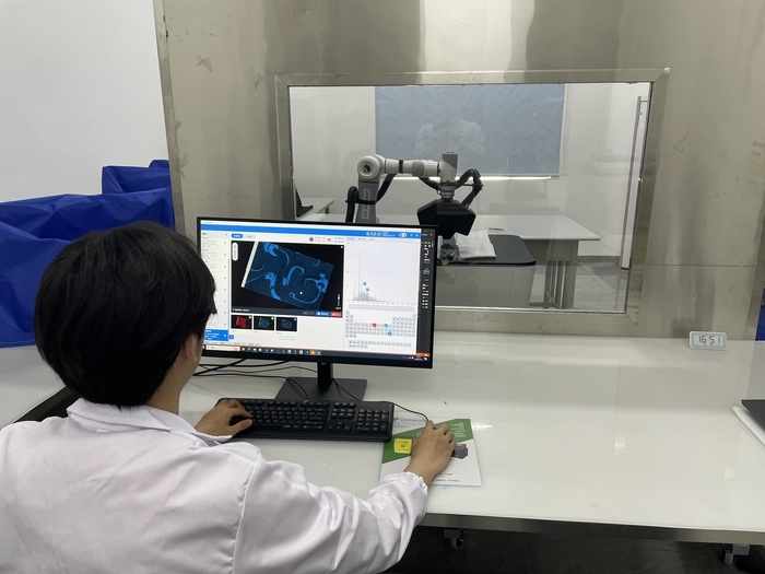 济南中科核技术研究院工程师在安徽淮南武王墩墓考古现场实验室扫描出土文物