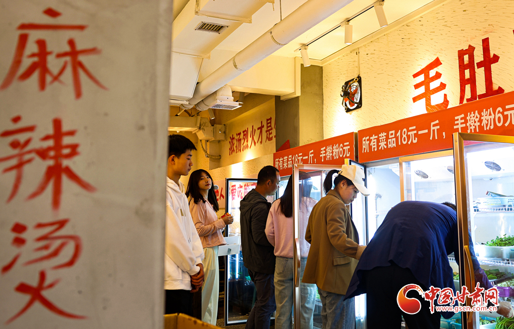 4月24日，游客在甘肃省天水市秦州区的一家麻辣烫店选菜品。