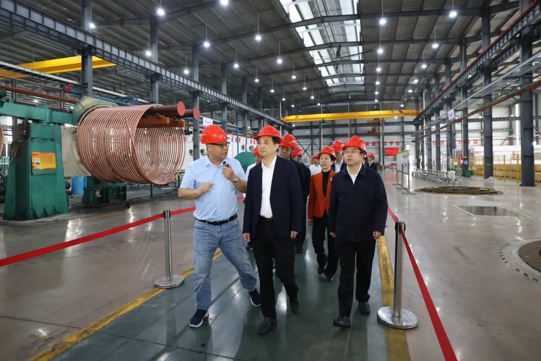 景德镇市党政代表团在江西耐乐铜业有限公司学习考察。（全媒体记者 余乐俭 摄）
