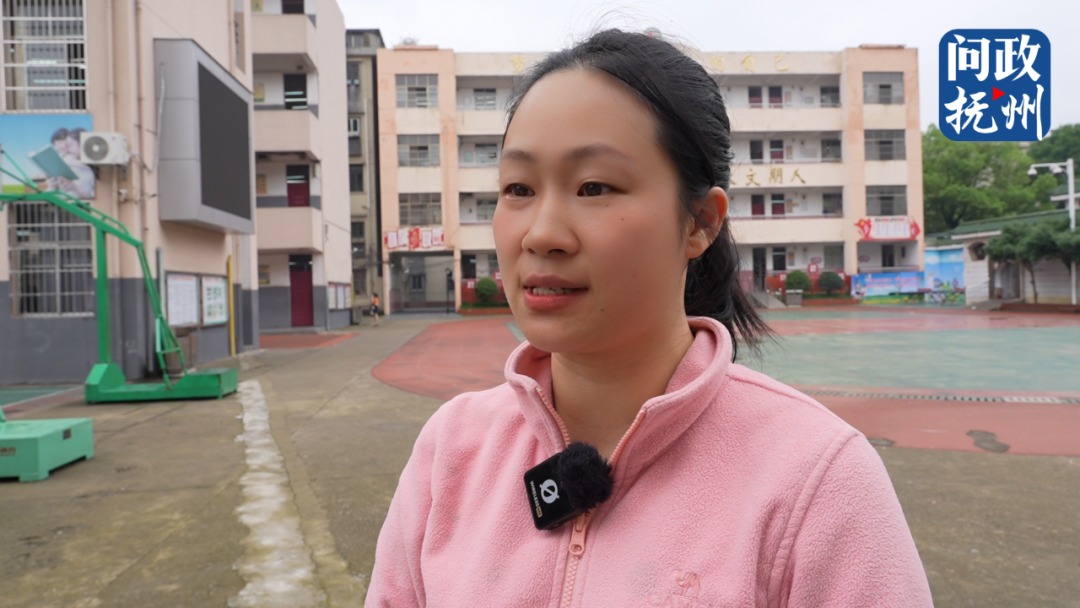 “烟卡”风靡学生圈 老师:会对孩子身心健康产生不良影响