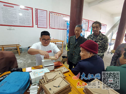 阿呆为万安县德桥村的老人拍摄