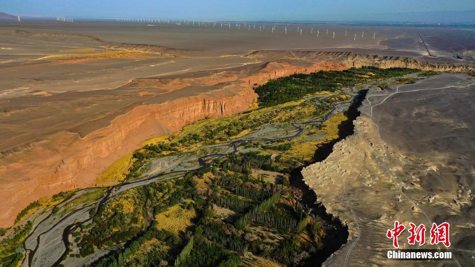 新疆托克逊县天山红河谷:壁陡如削色彩丰富