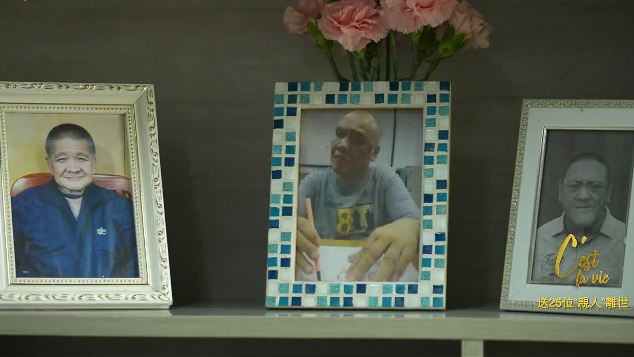 先后送走25位心智障碍患者，张红霞用心保管逝者遗像：他们就像我的家人