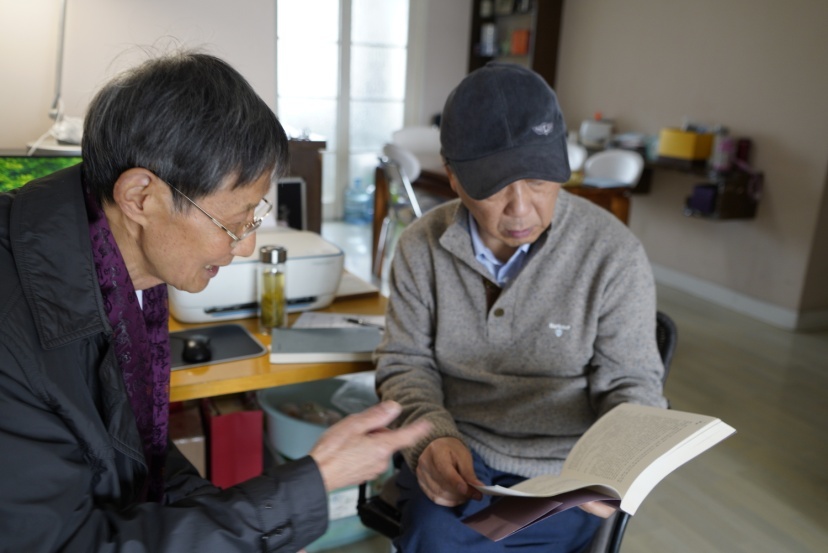 本文作者采访张大明(左)