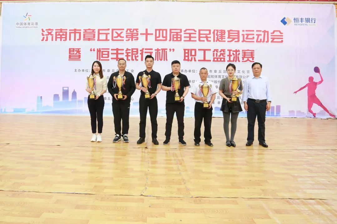区总工会党组书记、常务副主席高成玉为为获得特别贡献奖的单位颁奖