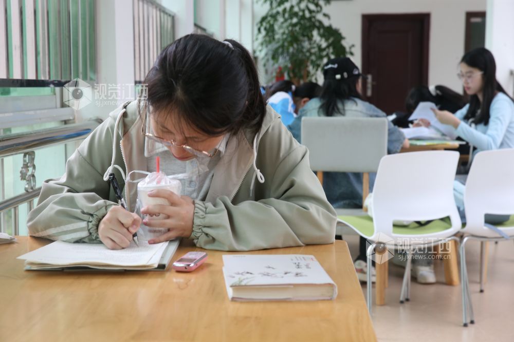 4月21日，在“世界读书日”来临之际，江西省鄱阳县开展2024全民阅读暨第29个世界读书日活动在该县图书馆启动。
