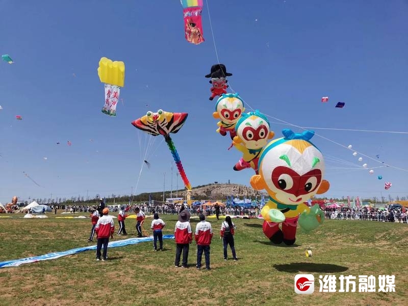 江苏连云港风筝代表队在放飞“大圣归来”风筝。
