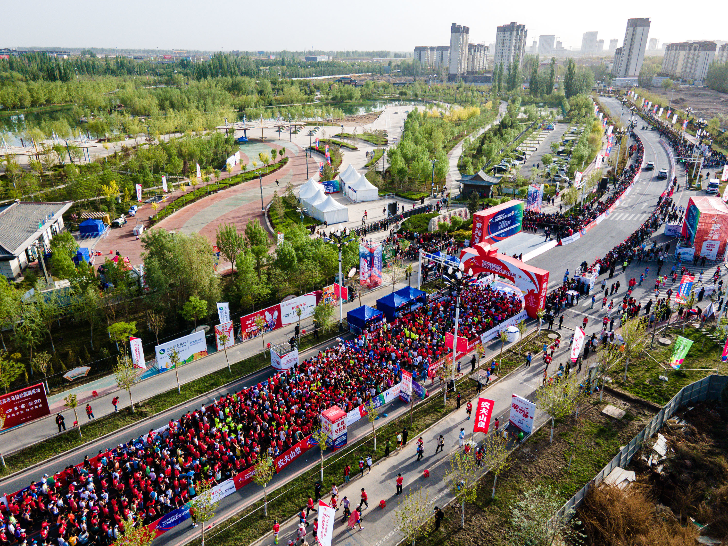 “杭州-阿克苏同心杯”2024阿克苏市马拉松成功举办