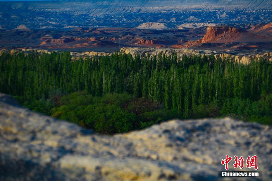 新疆托克逊县天山红河谷:壁陡如削色彩丰富