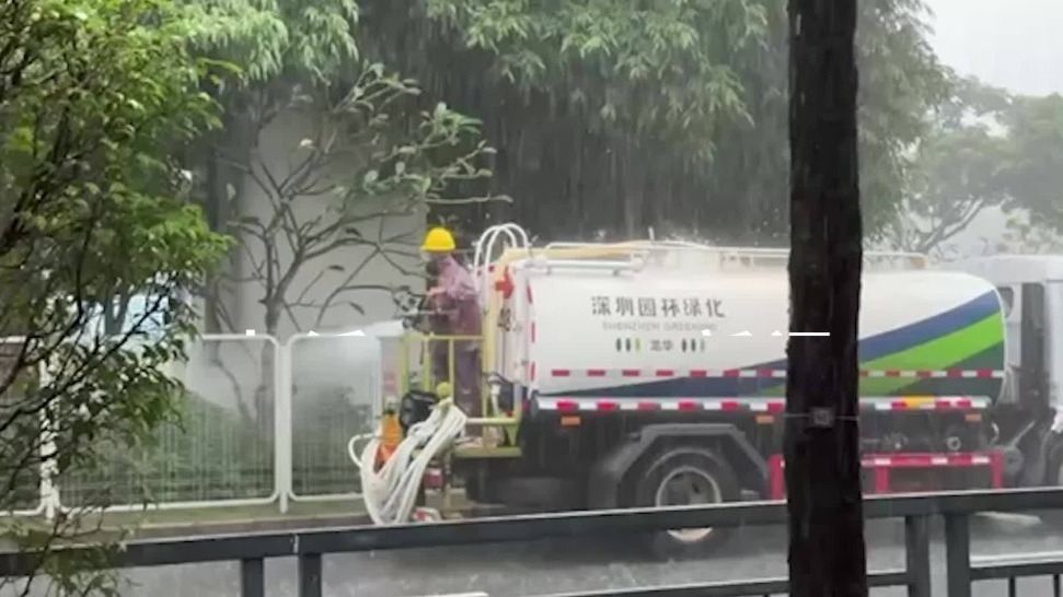 深圳一洒水车雨天给绿化带浇水引质疑，当地回应