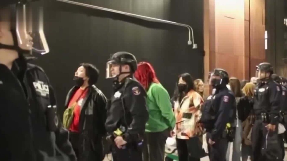 纽约大学加入全美高校抗议潮，支持巴勒斯坦，警方开展抓捕行动