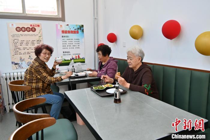 4月25日，老人在石家庄桥西区一家综合养老服务中心就餐。中新网记者 翟羽佳 摄
