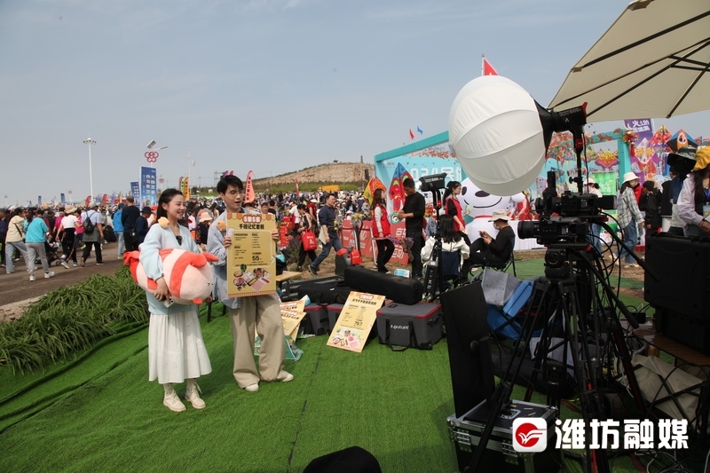 杭州水忆文化传媒有限公司的抖音主播在放飞场北侧现场直播带货。
