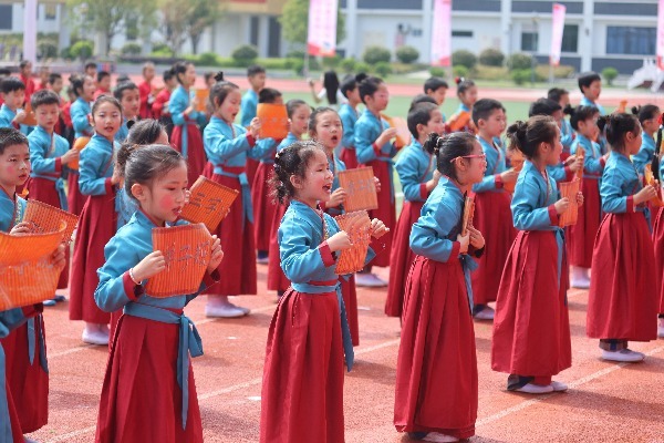 4月22日，江西省抚州市东乡区第七中学的学生参加世界读书日“全民阅读”活动。