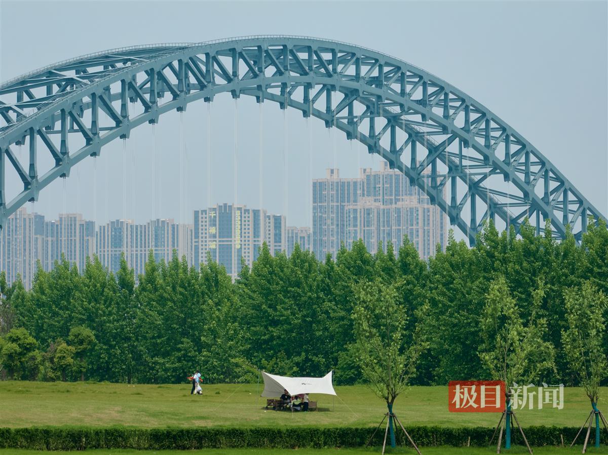 汉阳区汉水公园，汉江湾桥怀抱下的帐篷