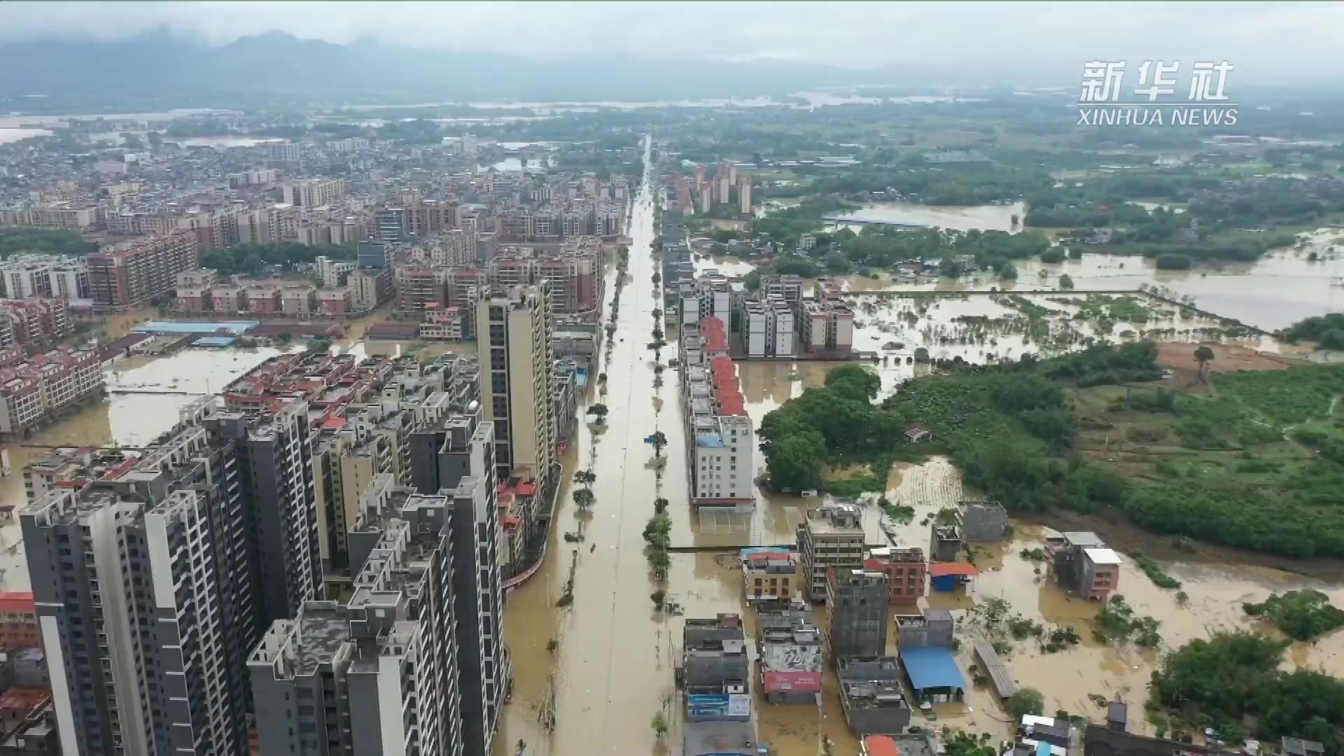 广东英德：转移群众近两万人 抗洪救灾进行中